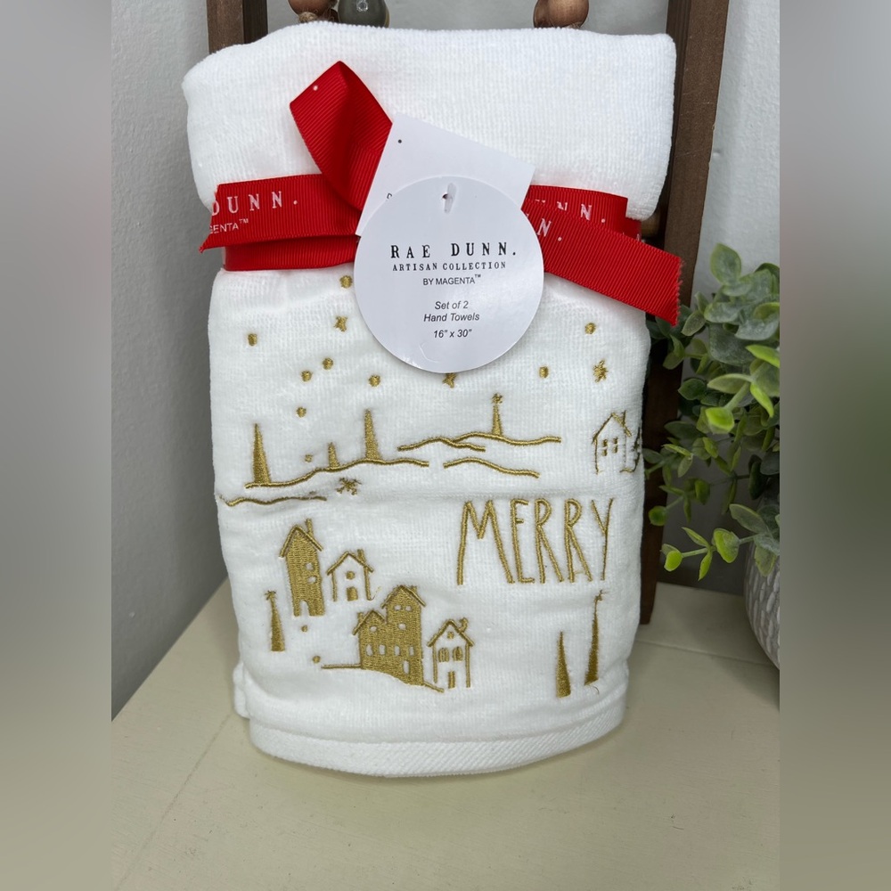 Brand New-Rae Dunn 2-piece Hand Towel Set